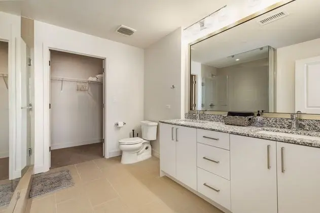 TWO Luxurious Highrises by Cozysuites - İç Mekan