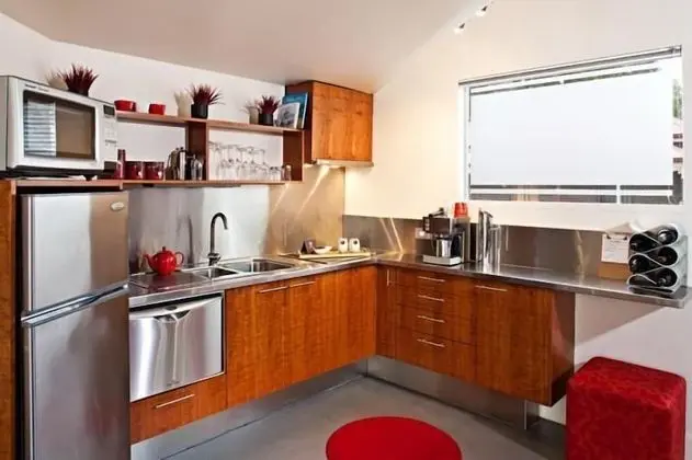 Twofourtwo Boutique Apartments - Mutfak