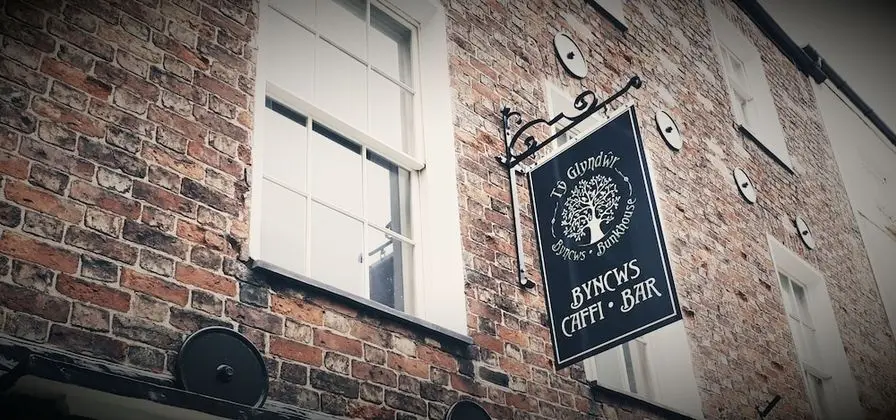 Ty Glyndwr Bunkhouse Bar and Cafe