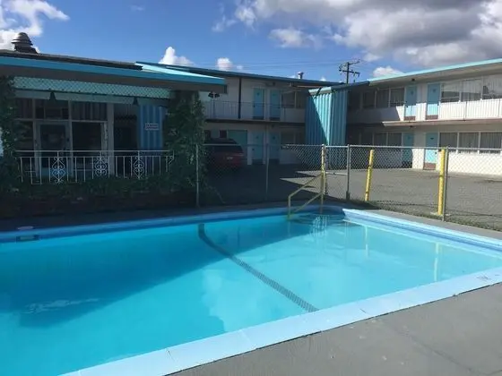Tyee Village Motel - Havuz