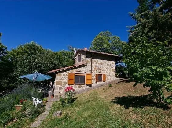 Typical Little Italian Property in the Middle of Fruit Trees - Dış Mekan