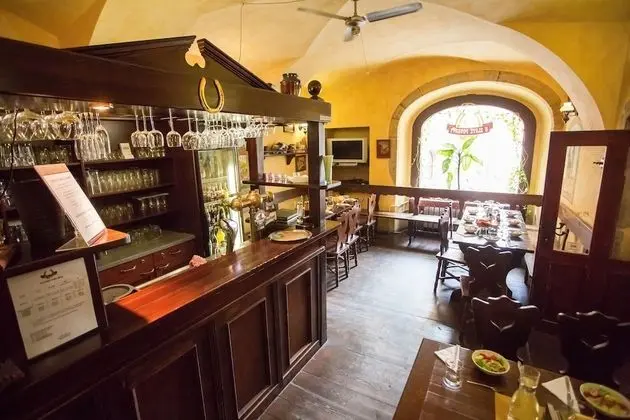 U Zlate Podkovy - At The Golden Horseshoe - Yerinde Yemek