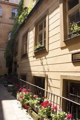Hotel U Zlateho Jelena - Dış Mekan