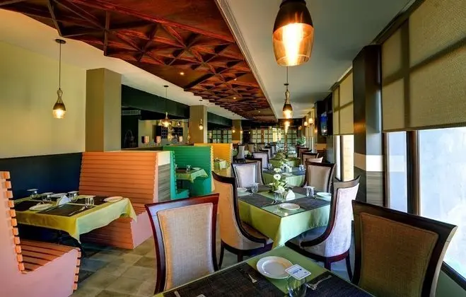 Udaan Clover Hotel Banquet & Spa - Yerinde Yemek