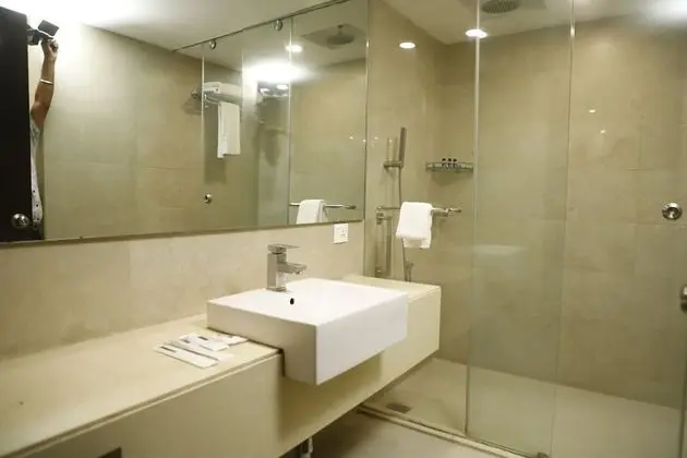 UDMAN BY FERNS N PETALS CHATTARPUR - Banyo Tipleri