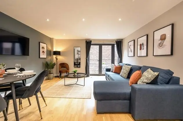 Ultra-modern 2-bedroom Apt Sleeps 8 - With Parking