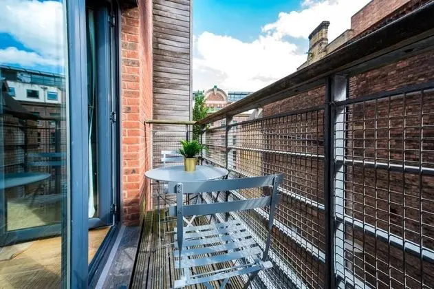 Ultra-modern 2-bedroom Apt Sleeps 8 - With Parking