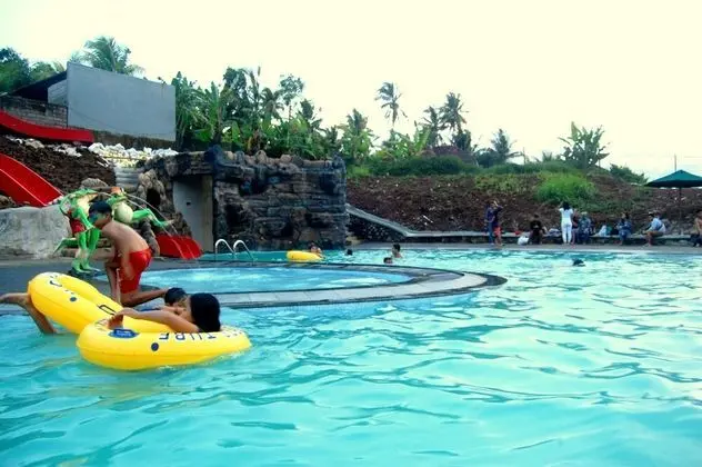Umadhatu Village & Outbound Resort - Havuz