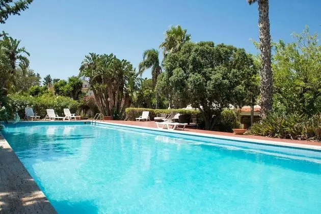 Una Scogliera sul Mare con Piscina by Wonderful Italy