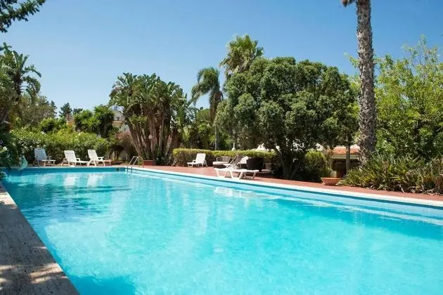 Una Scogliera sul Mare con Piscina by Wonderful Italy