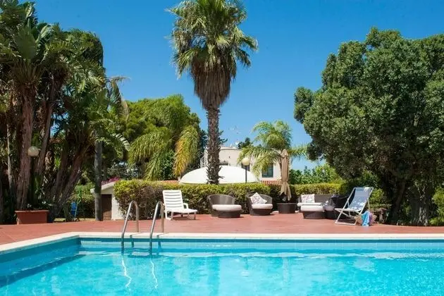 Una Scogliera sul Mare con Piscina by Wonderful Italy - Oda
