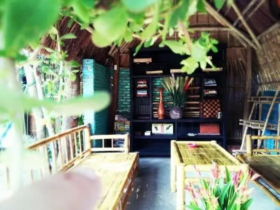Under the coconut tree - Lobi