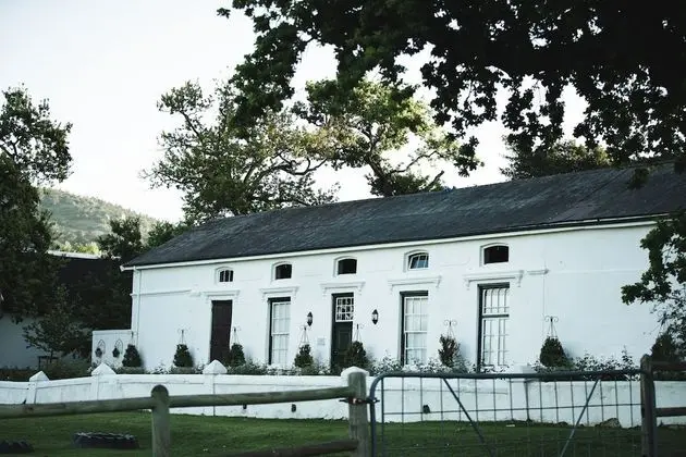 Under Oaks Guesthouse