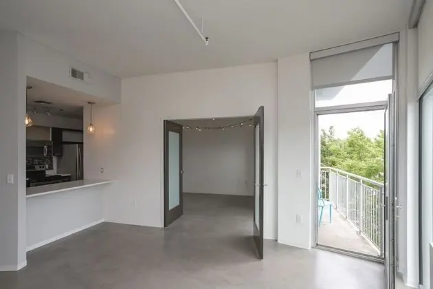 Unfurnished Condo | Amazing Layout with Balcony and In-building Storage Unit - İç Mekan