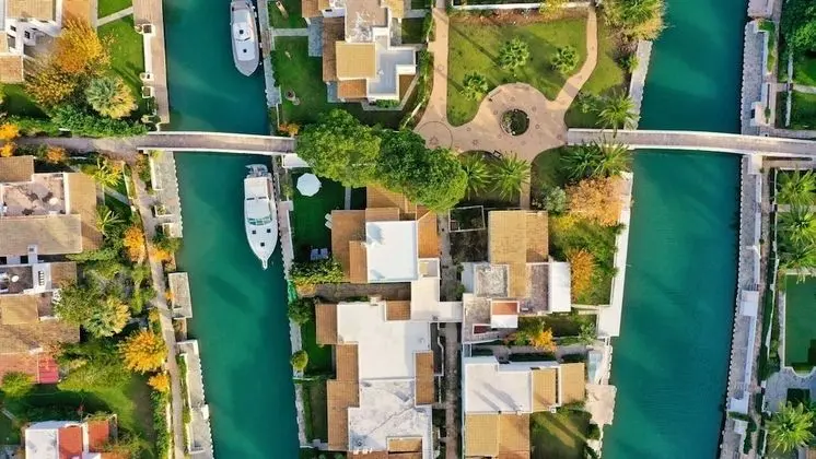 Unique Canal Villa With Boat Dock in Porto Hydra - Dış Mekan