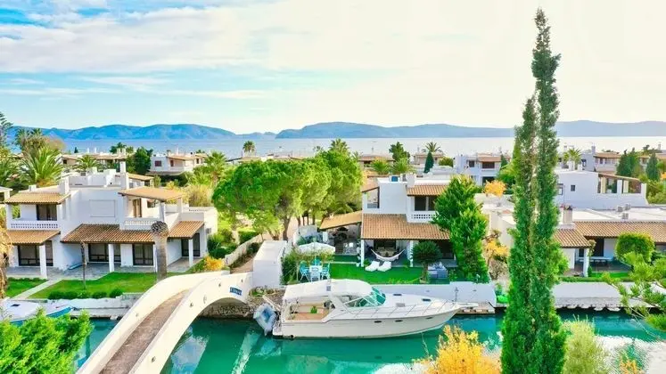 Unique Canal Villa With Boat Dock in Porto Hydra - Genel