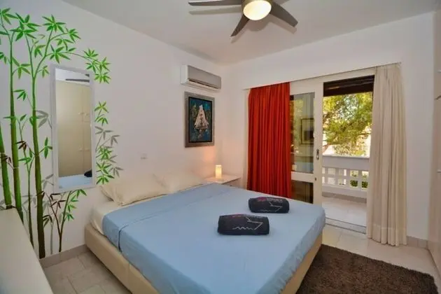 Unique Canal Villa With Boat Dock in Porto Hydra - Oda