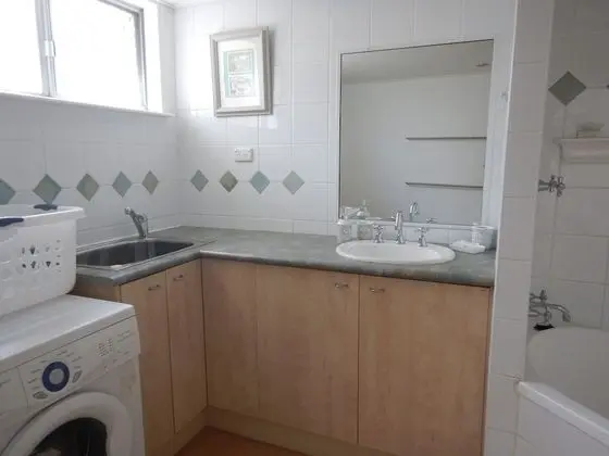 Unit 2 at 4 Pelican Street, Peregian Beach, Noosa Area - Banyo Tipleri