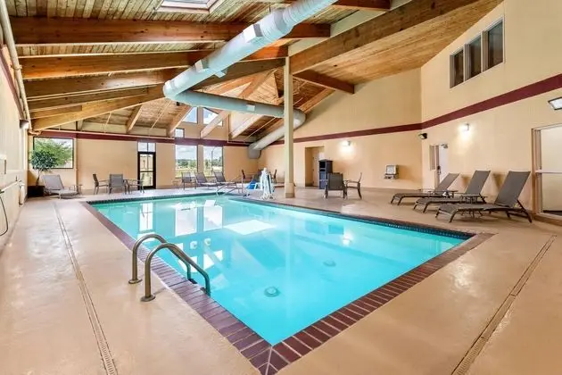 University Inn Lawrence - Havuz