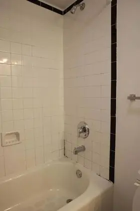 University Retreat With Plenty of Restaurants Nearby - Banyo Tipleri