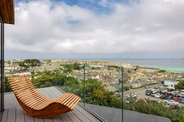 Uno - St Ives