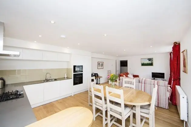 Up-market one Bedroom Apartment Just Minutes From the River Thames. Broughton rd - Mutfak