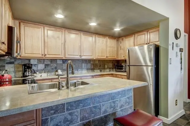 Updated 2br Condo On Shuttle Route! Sleeps 6 & Kids Ski Free 2 Bedroom Condo by Redawning - Mutfak