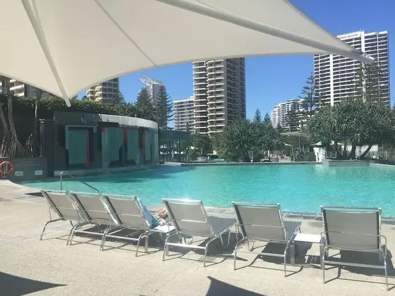 Upmarket Apartment at Beach - Havuz