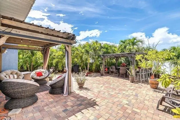 Upscale Private Home 10-min Walk to Canova Beach