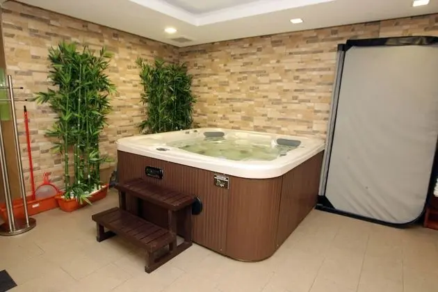 Uptown Imperial Hotel - Havuz