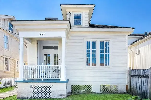 Uptown Spacious 4BD w Historic Charm - Dış Mekan