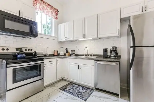 Uptown Spacious 4BD w Historic Charm - Mutfak