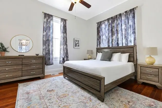 Uptown Spacious 4BD w Historic Charm - Oda
