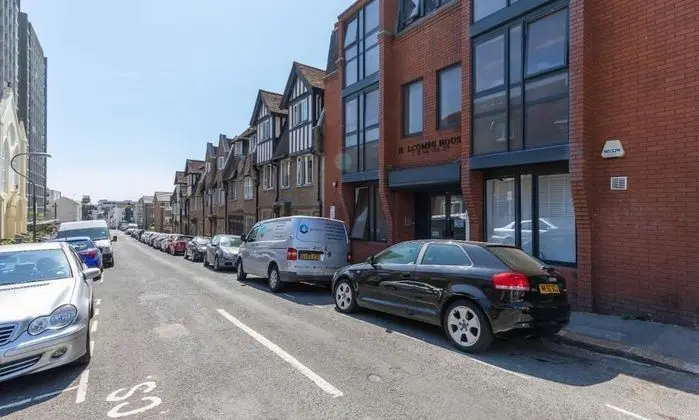 Urban Heights - two Bedroom two Bathroom Loft Style Apartment - Fast Wifi