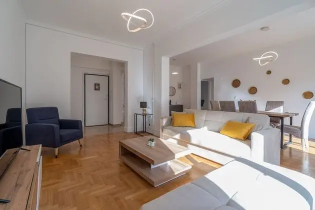 The Urban King Apartment