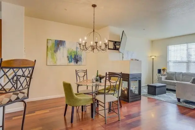 Urban Practicality! 3 Beds, Patios & Dog Friendly - Mutfak