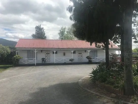Utuhina Hot Springs Lodge - Dış Mekan