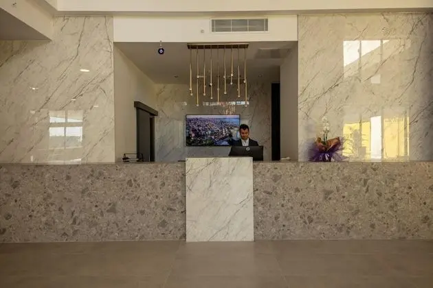 V Center Hotel - Lobi