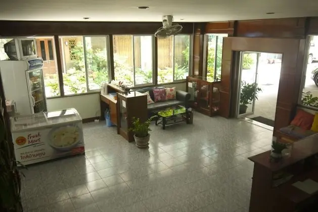 V.House Nakhon - Lobi