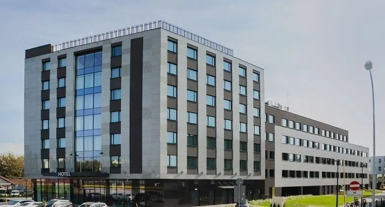 V Hotel Warsaw - Dış Mekan