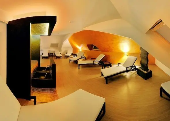 V8 Hotel Classic Motorworld Region Stuttgart - Spa