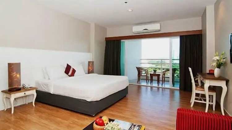 V8 Seaview Jomtien
