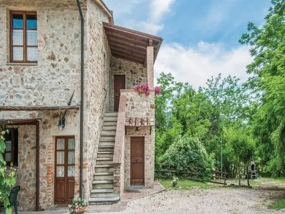 Vacation Home in Tuscany Divided Into Apartments With Swimming Pool
