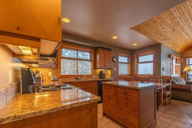 Vacation Homes by Big White Accomm. - Mutfak