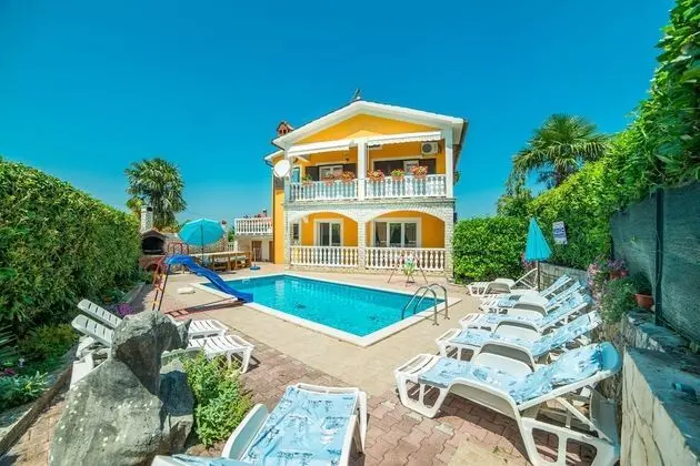 Vacation Pool Apartments