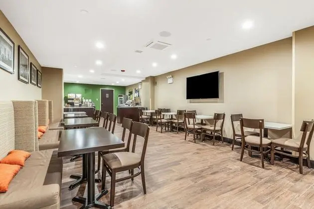 Van Wyck Hotel & Suites Near JFK Airport - Yerinde Yemek