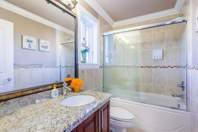 Vancouver Yuelai Guesthouse - Banyo Tipleri