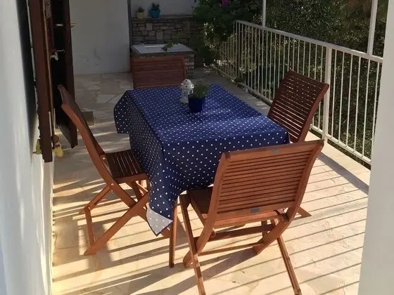 Vanesa - 50m From the sea - H