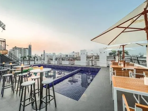 Varindavan Park Serviced Residences - Havuz