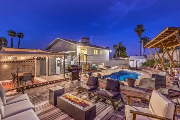 Vegas Lounge Near Strip w Pool Arcade Billiards